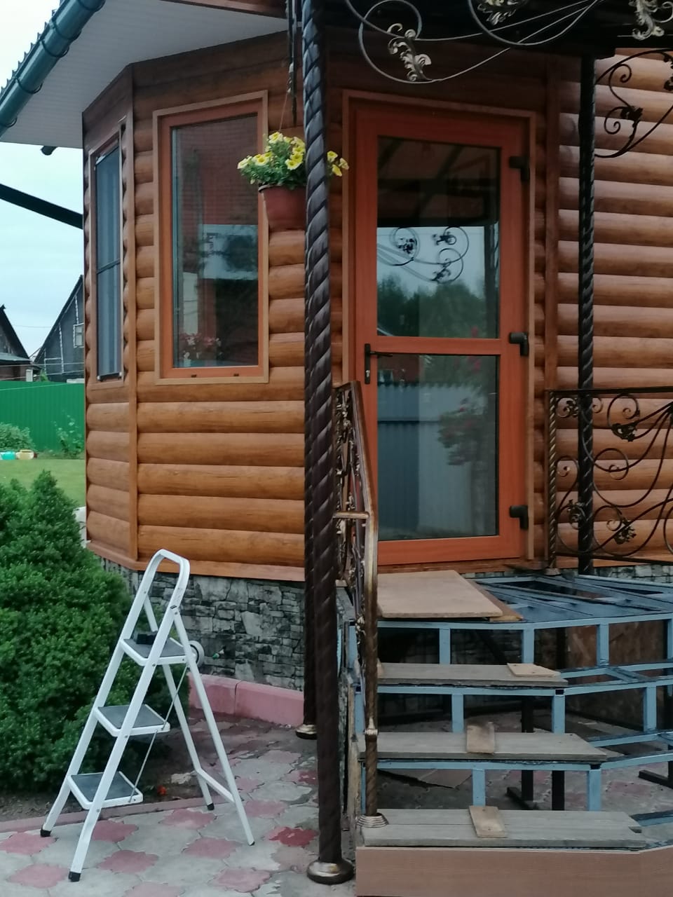 Крыльцо с козырьком и перилами