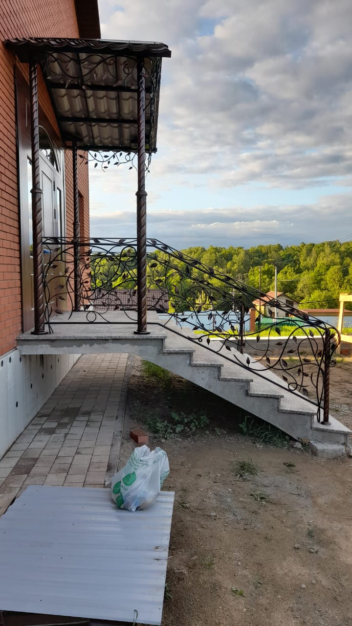 Крыльцо с козырьком в современном стиле